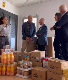 El alcalde de Roquetas, Gabriel Amat junto a concejales del equipo de Gobierno, se encontraban pendientes de los alimentos.