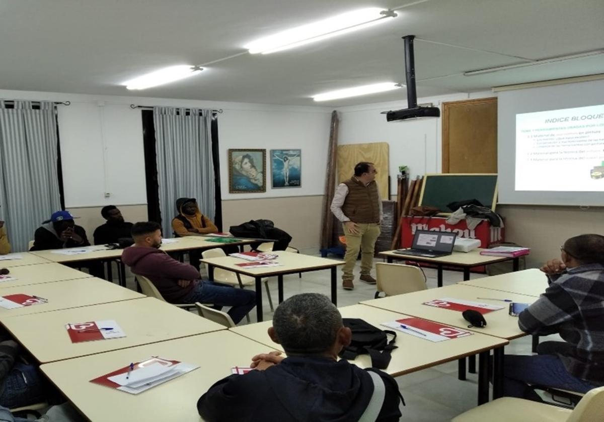 Una de las clases que imparte Cáritas Diocesana a inmigrantes en el Poniente almeriense.