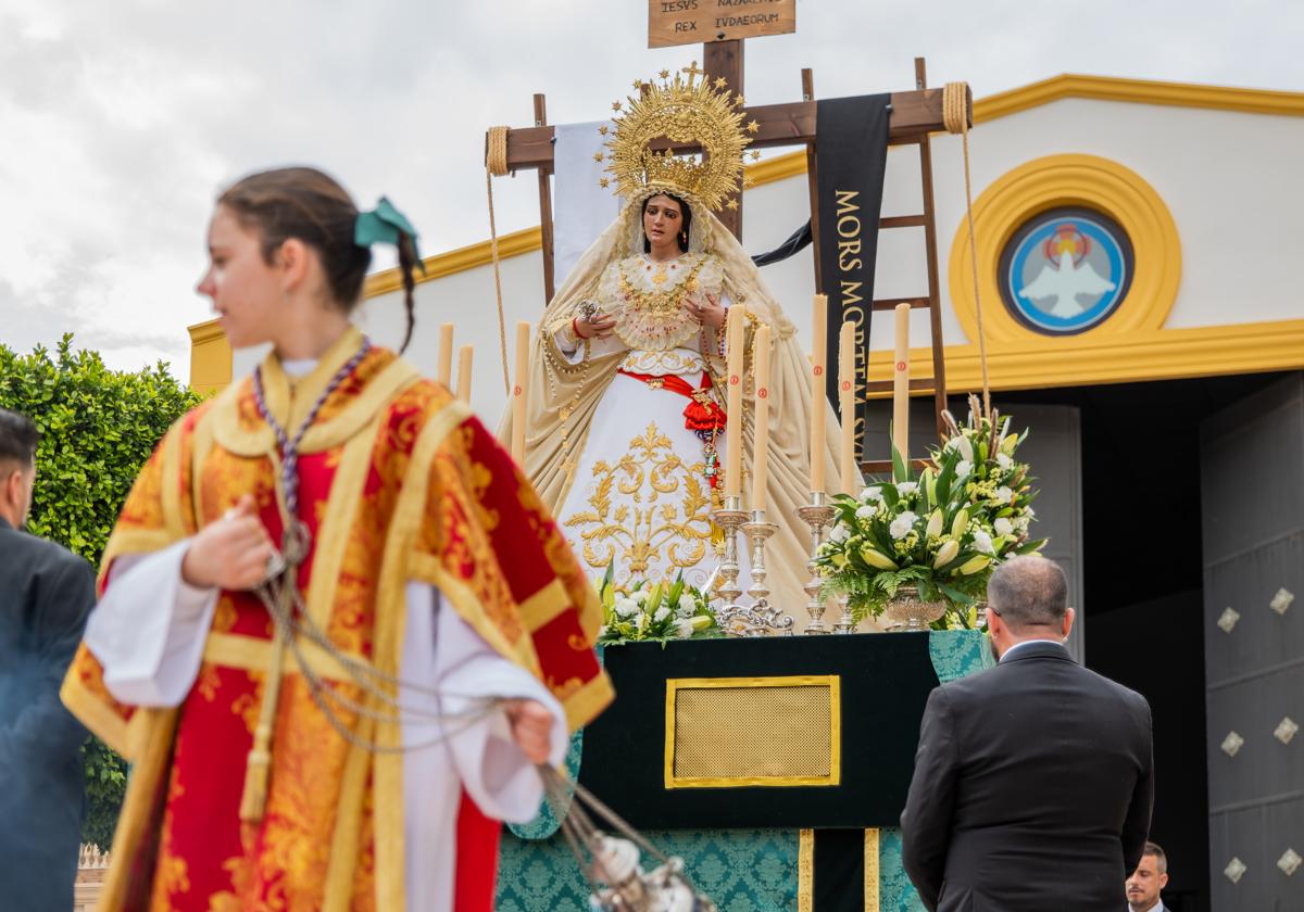 Imagen de la procesión a la salida de la Iglesia de El Parador.