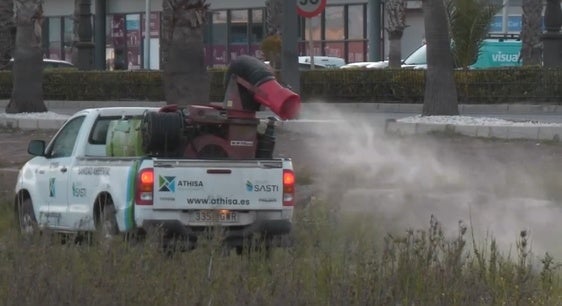 Roquetas intensifica las labores de fumigaciones permanentes