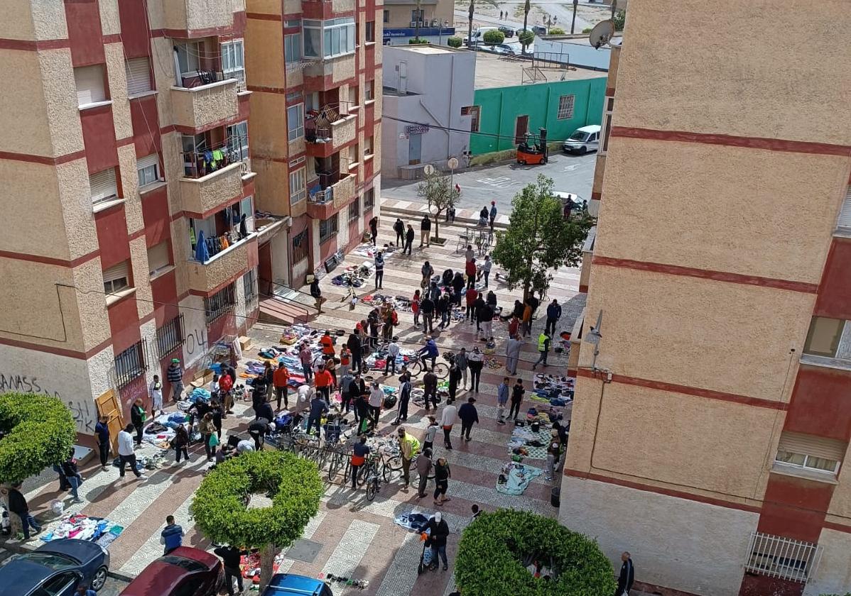 Imagen de una de las veces que se ha instalado el mercadillo ilegal en esta barriada de Roquetas de Mar.
