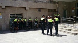 Varios agentes de polícia se reúnen a las puertas del Ayuntamiento de Roquetas de Mar.