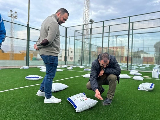 La Mojonera coloca césped artificial para mejorar la comodidad de pistas municipales