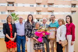 Foto de familia con la socia de mayor edad, su familia y el alcalde de Roquetas de Mar.