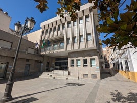 Fachada del Ayuntamiento de Roquetas de Mar.