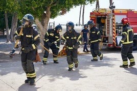 Bomberos del Poniente en uno de los momentos en Vícar.