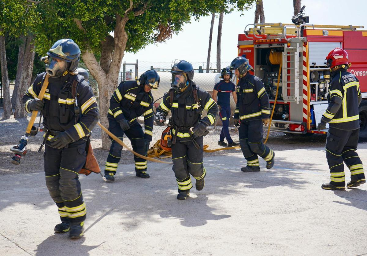 Bomberos del Poniente en uno de los momentos en Vícar.