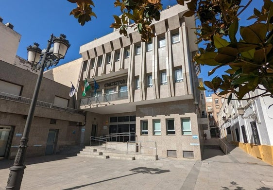 Imagen de la fachada del Ayuntamiento de Roquetas de Mar.