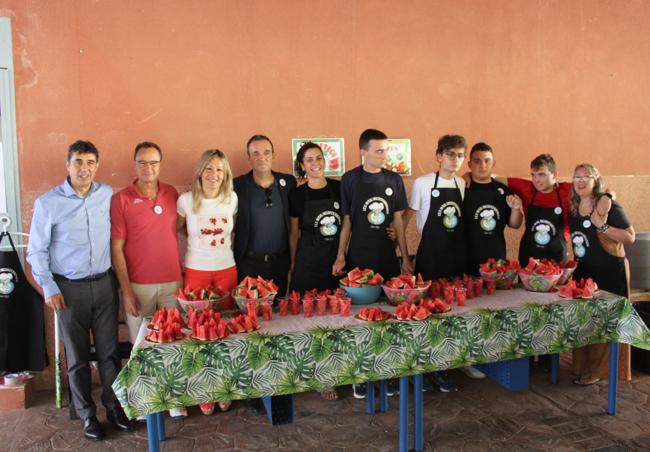 El director del centro, junto a la concejala de Educación, profesorado y alumno TEA.