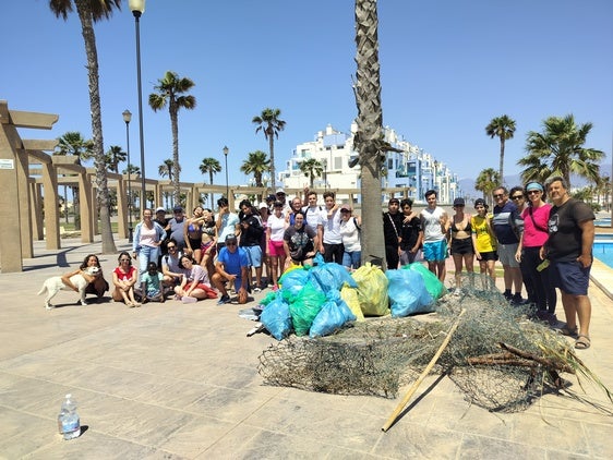 Familias de Torre Cerrillos recogen 300 kilos de basura en una jornada de convivencia