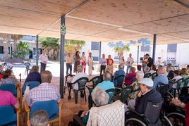 Personas mayores escuchan al alcalde de Roquetas de Mar, Gabriel Amat, en un acto de la residencia.