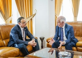 Un momento de la charla entre el alcalde de Roquetas de Mar y el rector de la Universidad de Almería.