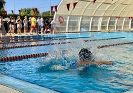 Un niño nadando en una piscina.