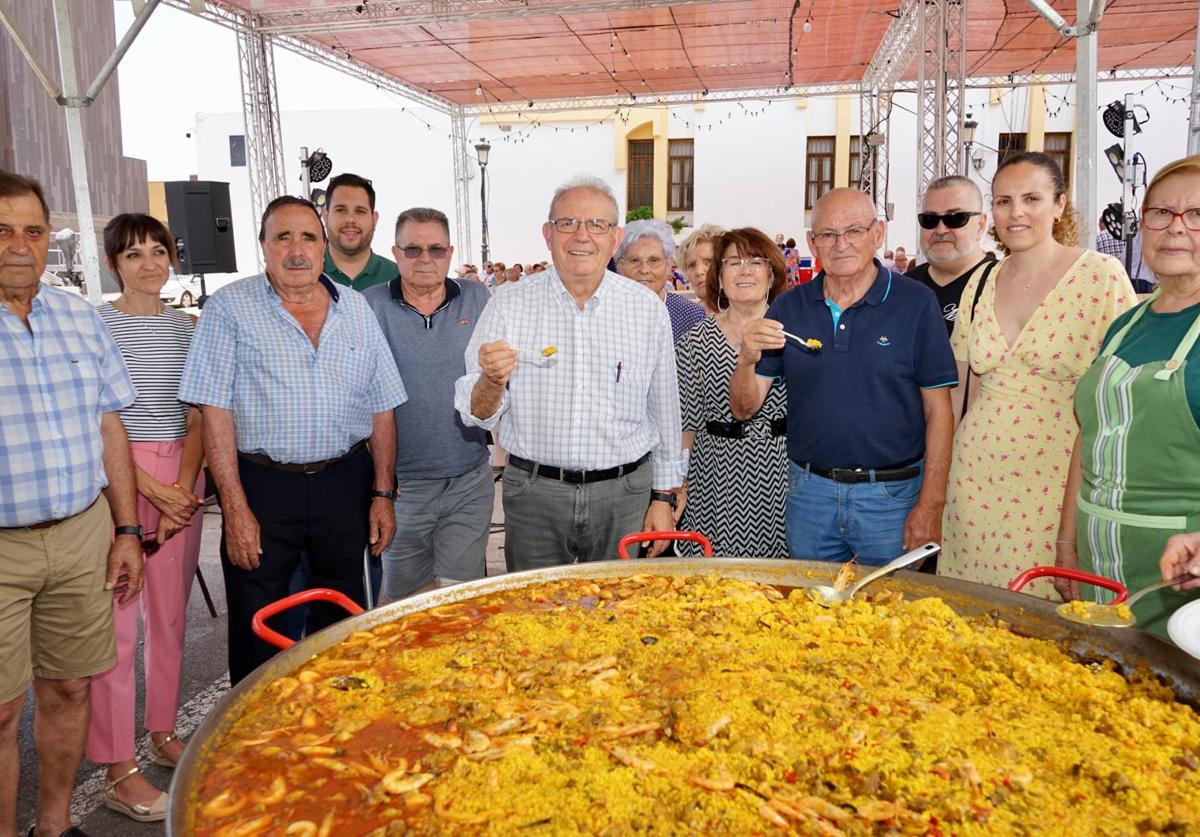 Los vecinos disfrutaron de una gran paella.
