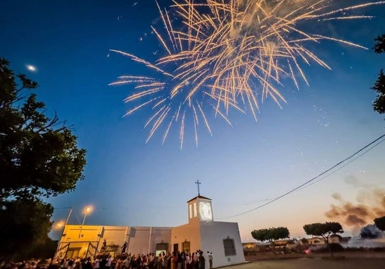 Fuegos artificiales en el cielo de Cortijos de Marín.