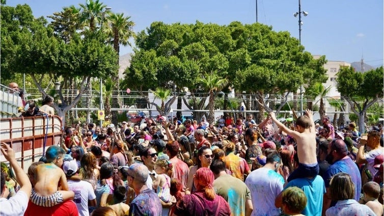 La Puebla de Vícar celebra con baloncesto, sandías y espuma la llegada del verano