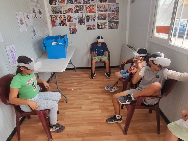 Niños de La Cimilla toman contacto con su primera experiencia de realidad virtual