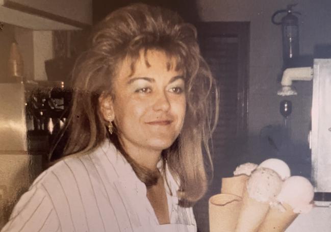 Isabel Soriano, gerente de la Heladería Alacant, en los inicios de la empresa.