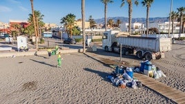 Operarios se encargan de la limpieza de las playas de Roquetas de Mar.