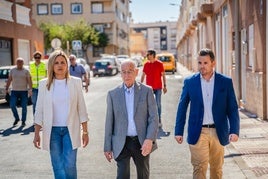 Concejales y alcalde de Roquetas de Mar revisan las obras.