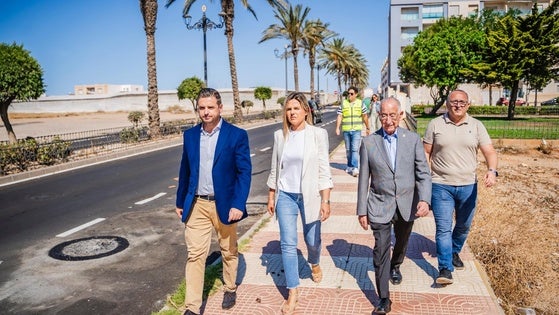 Roquetas de Mar pone a punto más de una veintena de calles para el verano