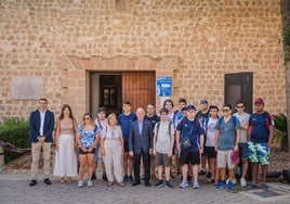 Foto familiar de niños de la Asociación Asperger junto al alcalde y concejales del municipio.