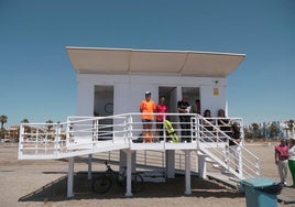 Uno de los puestos de socorrismo de Roquetas de Mar.