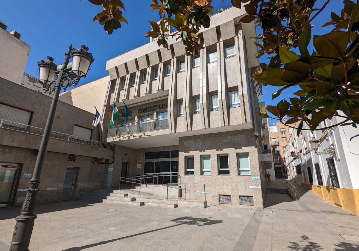 Imagen de la fachada del Ayuntamiento de Roquetas de Mar.