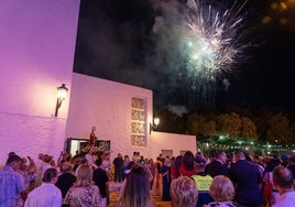 La Virgen del Mar en uno de los momentos de la noche, de fondo fuegos artificiales.