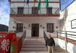 El coordinador de IU Vícar, José Antonio Espín, a las puertas de la Casa Consistorial.