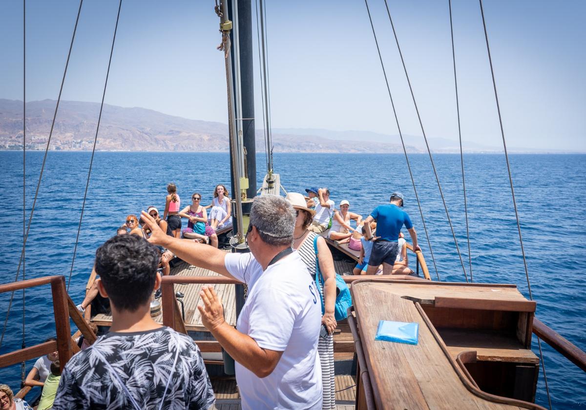 Un paseo en barco por Roquetas de Mar.