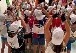 Niños disfrutan de una Escuela de Verano en la provincia.