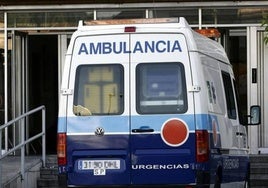 Una ambulancia estacionada en una zona.