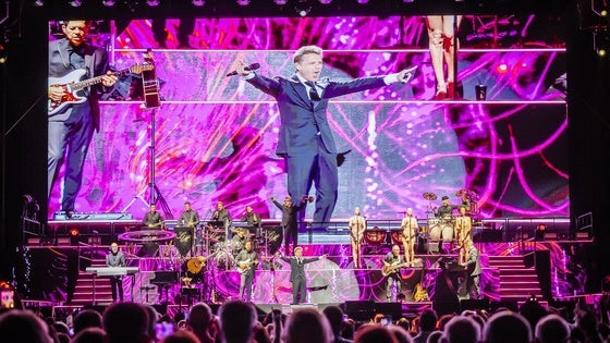 La oposición critica la «mala» organización del concierto de Luis Miguel, con colas y atascos