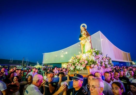 Una de las imágenes más icónicas de las Fiestas Patronales en Roquetas de Mar.