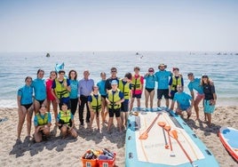 Foto familiar del acto realizado en la playa de la Romanilla, en Roquetas de Mar.