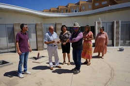 El alcalde de Vícar, Antonio Bonilla. supervisa las obras de la escuela infantil.