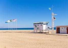 Uno de los puestos de socorrismo del municipio de Roquetas de Mar.
