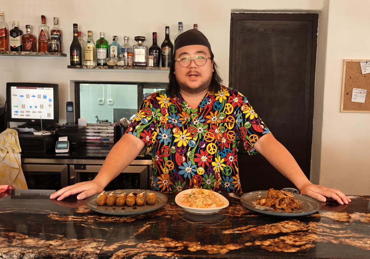 Long Phan atiende a IDEAL con algunos de sus variados platos como gambón salteado, arroz frito con gambas, croquetas y calamares.