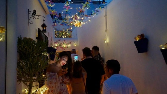 Miles de personas disfrutan del «mundo mágico» de 'Paseando entre velas' en el municipio