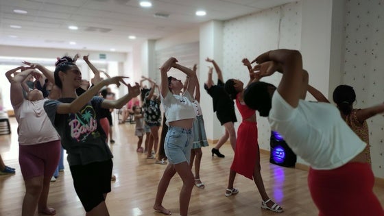La comunidad gitana de Vícar realizan talleres enfocados a la música y al deporte