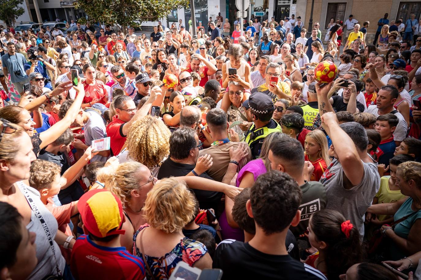 Fotos: Así han recibido a Álex Baena en Roquetas de Mar
