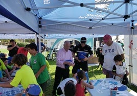 El alcalde de Roquetas de Mar visita una carpa en la localidad.