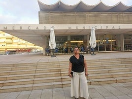 Belén Pérez, portavoz de la coalición progresista, en el Mercado de Abastos de Roquetas de Mar.