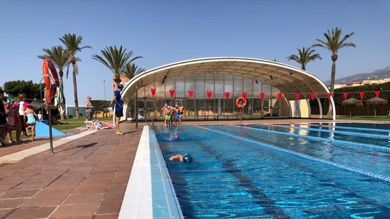 Casi un centenar de niños concluyen los cursos de natación en el municipio de Vícar con éxito