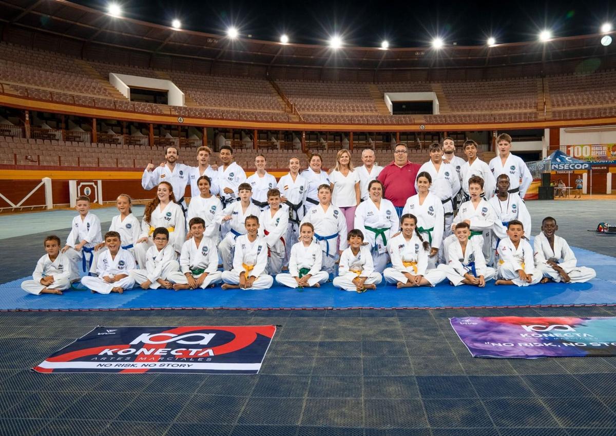 Imagen secundaria 1 - Roquetas inaugura sus 'Olimpiadas', con centenares de deportistas que compiten en 13 disciplinas