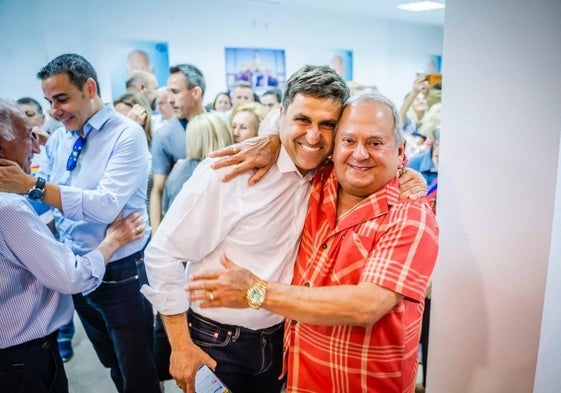 El médico Rafael Piorno (derecha) en la celebración de las elecciones de 2023.