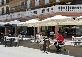 Algunos jóvenes disfrutan de buenas conversaciones en una terraza.