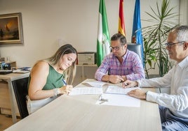 Firma del contrato para la nueva ludoteca en Aguadulce.