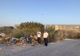 Concejales del PSOE de Roquetas de Mar ven el estado de la Rambla del Cañuelo